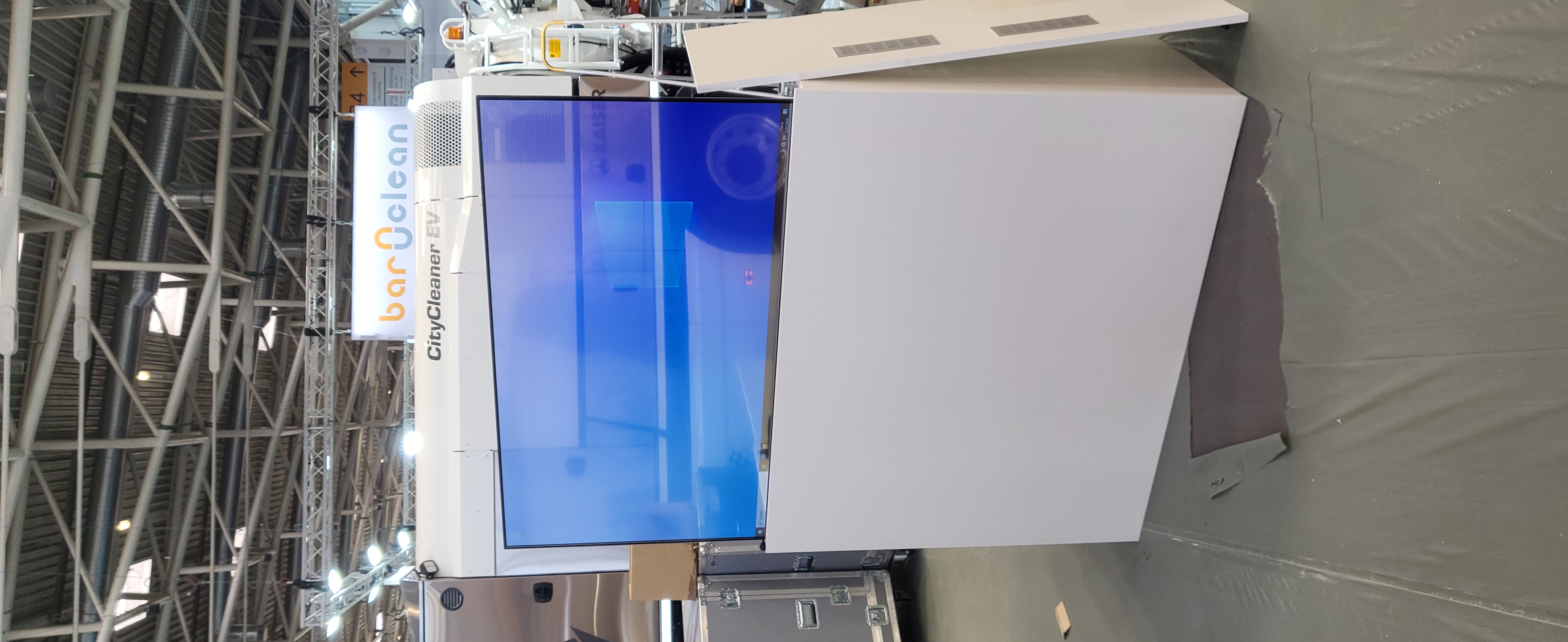 Display auf Messestand mit Flightcase für sicheren Transport