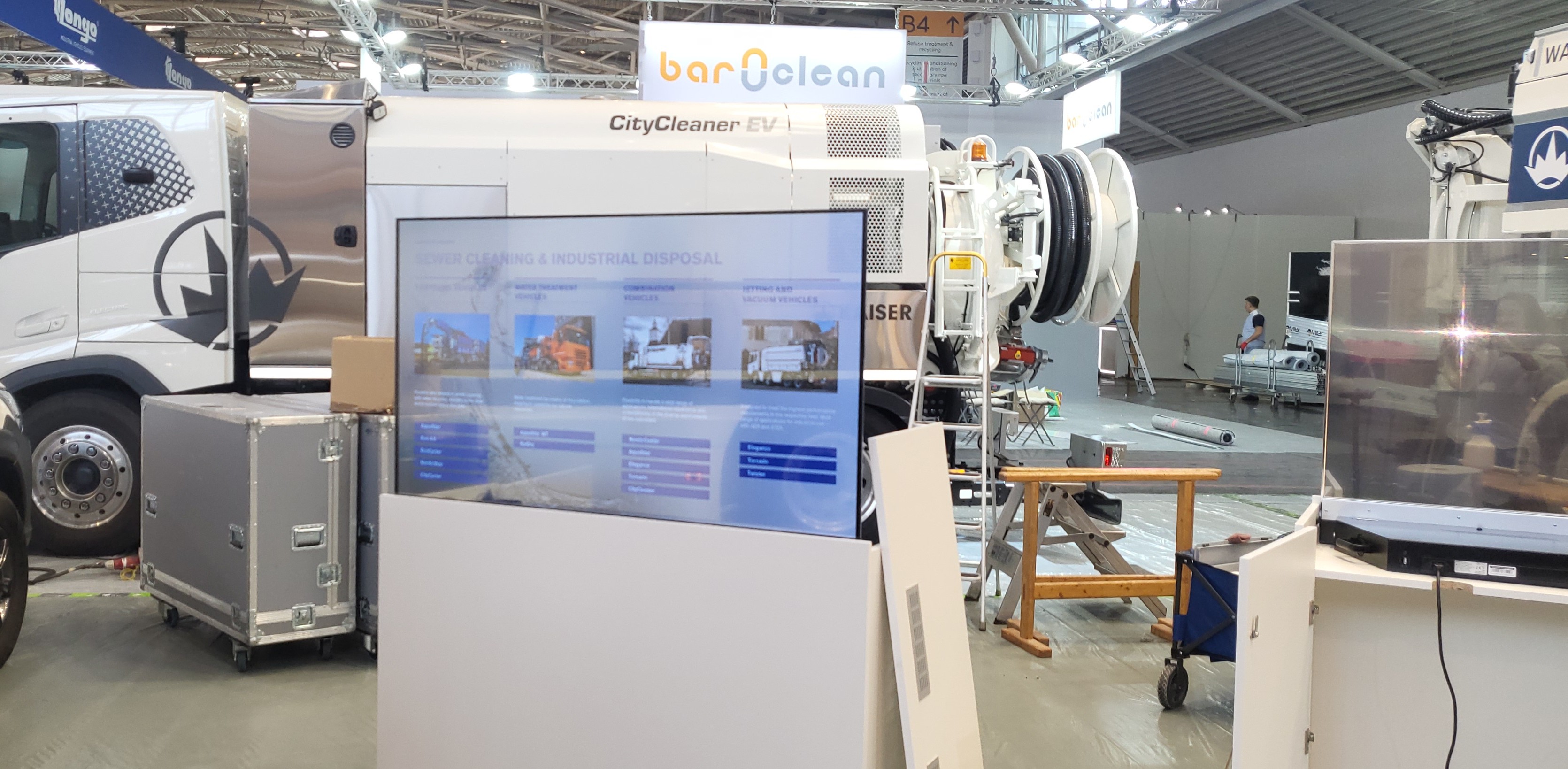 Displays auf einem Messestand für Reinigungsfahrzeuge mit Flightcase