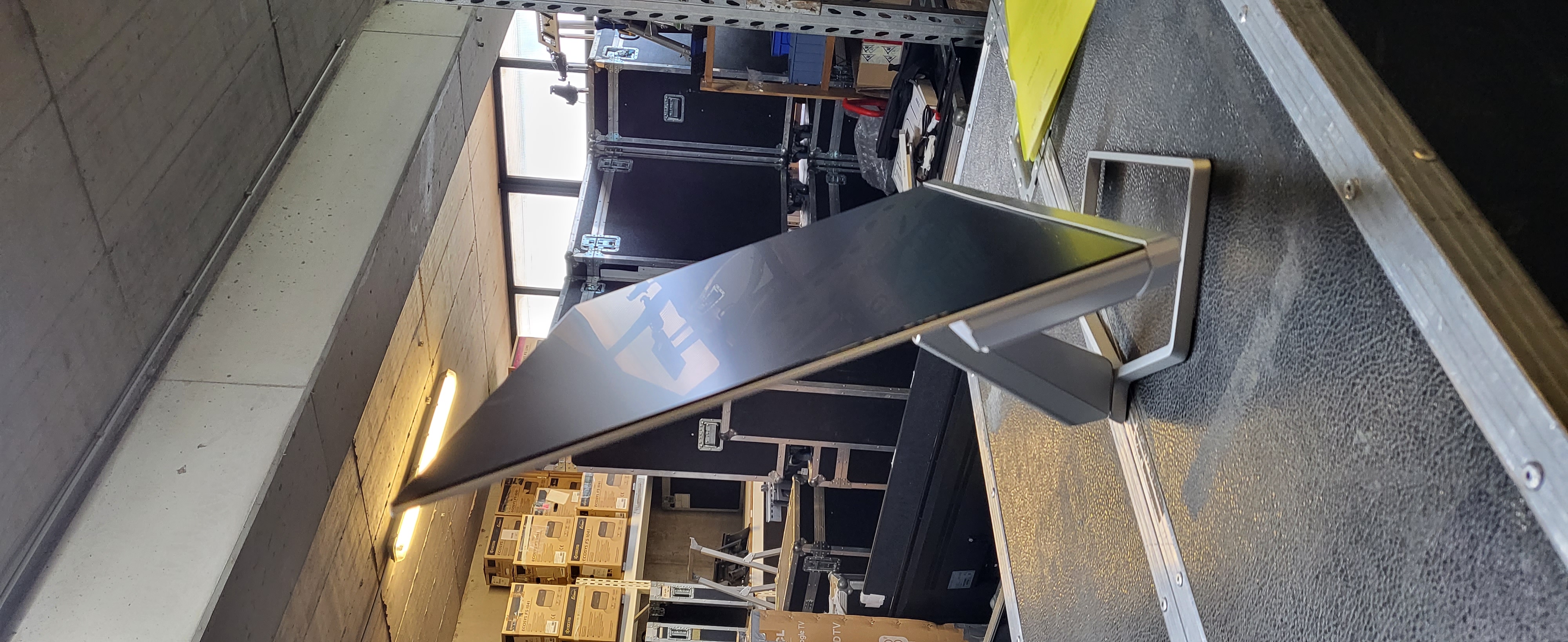 Servus-Mitarbeiterin Backstage bei einem Event mit Flightcases