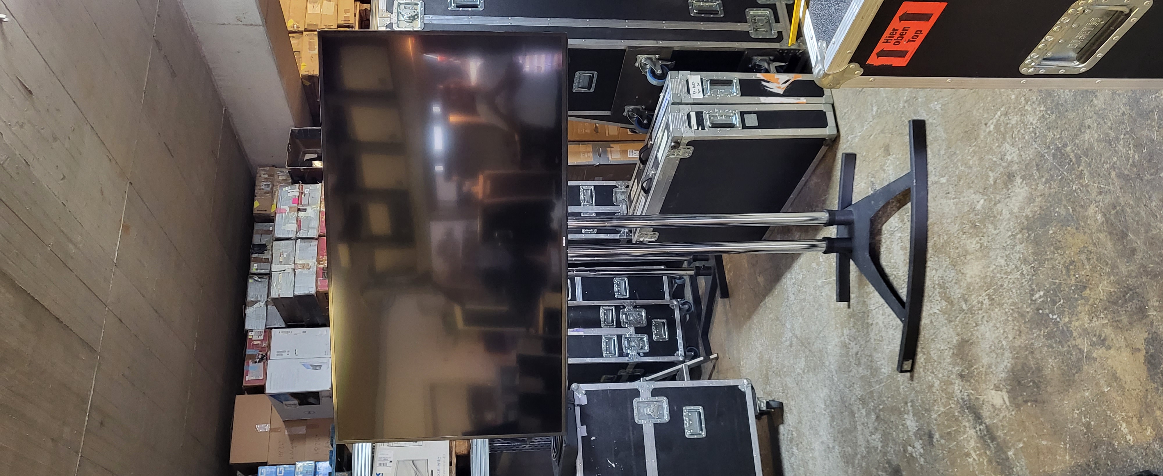 Display im Flightcase mit sichtbarer Rückseite und Wandhalterung