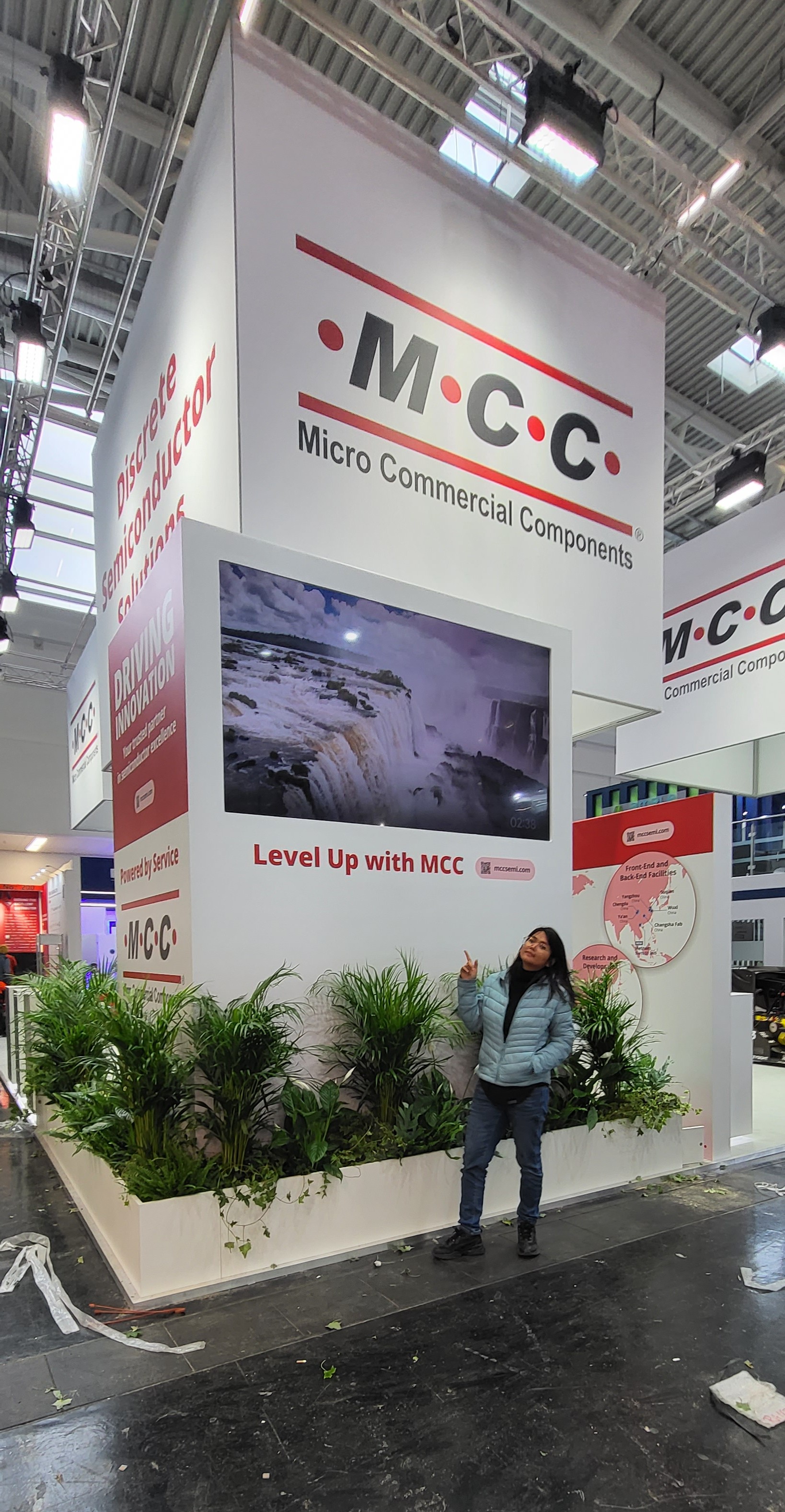 LED-Wall auf einem Messestand mit Wasserfall-Motiv