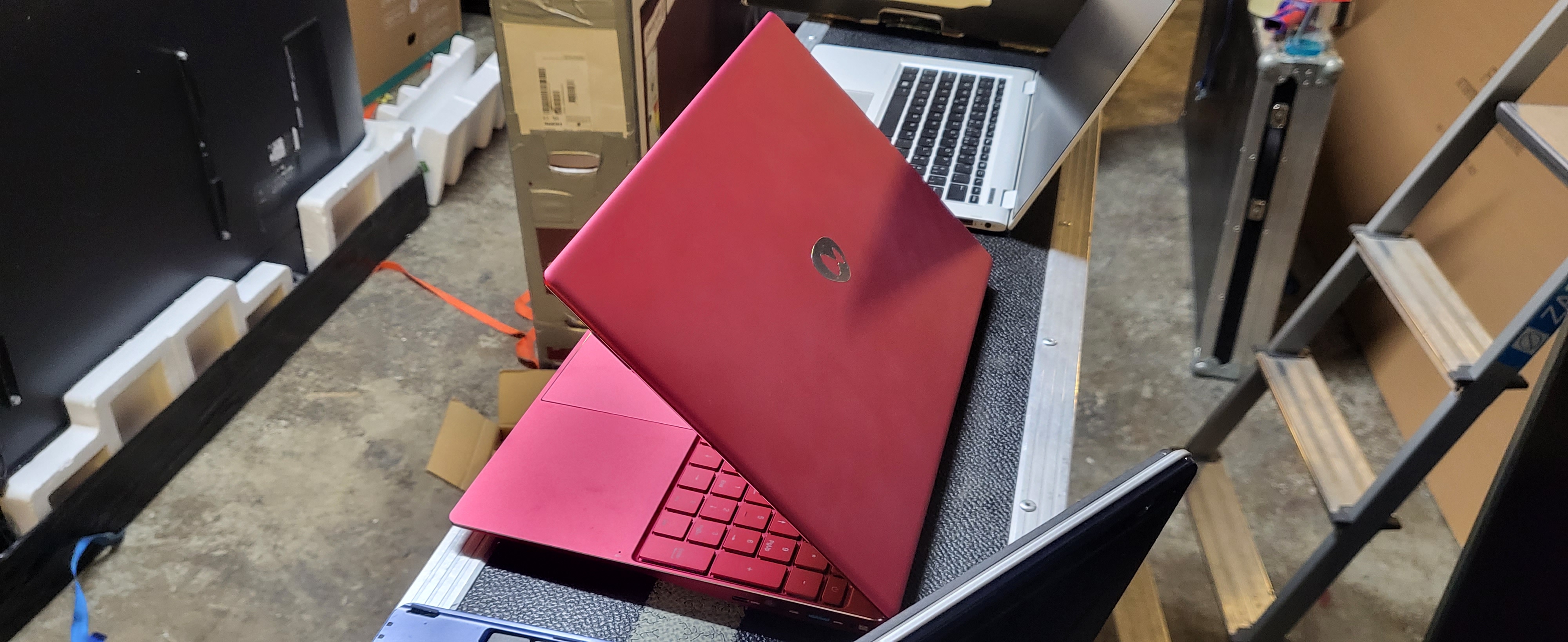 Notebooks und Laptops im Lager von Servus Medientechnik