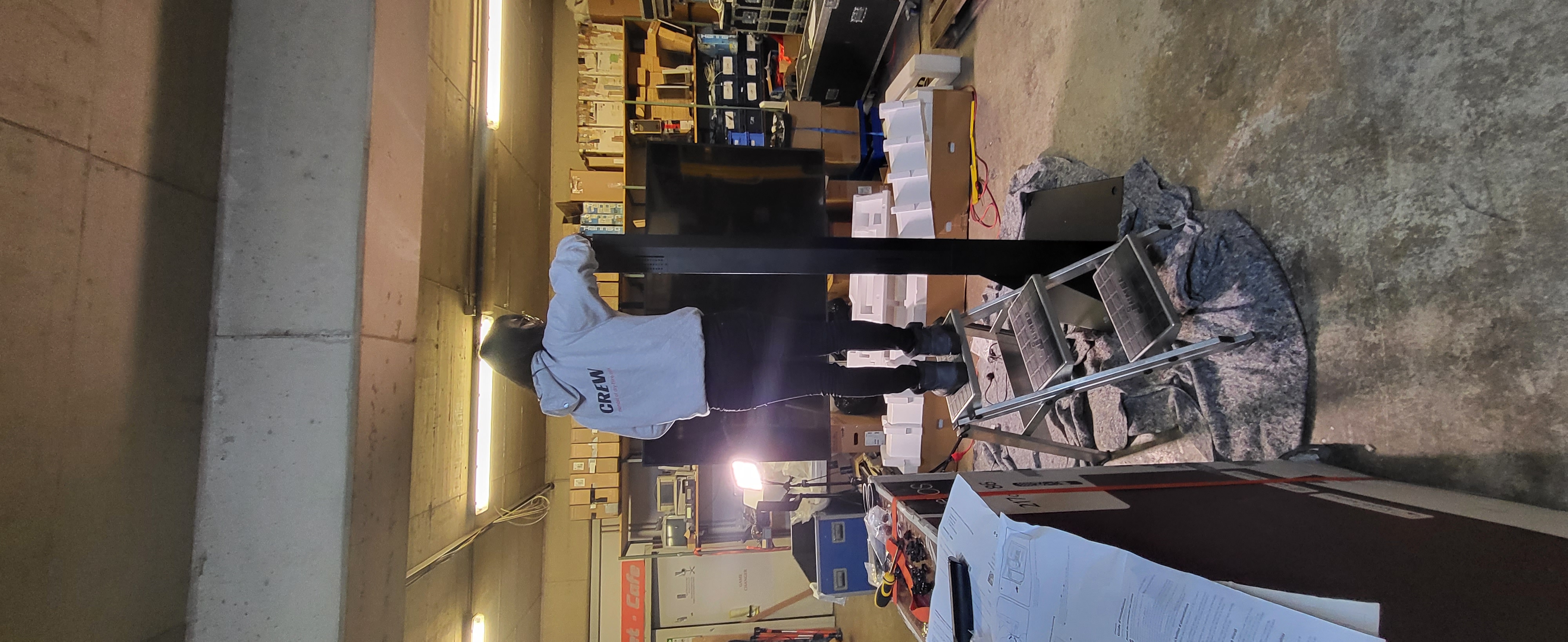 Techniker bereitet Display-Ständer im Lager vor