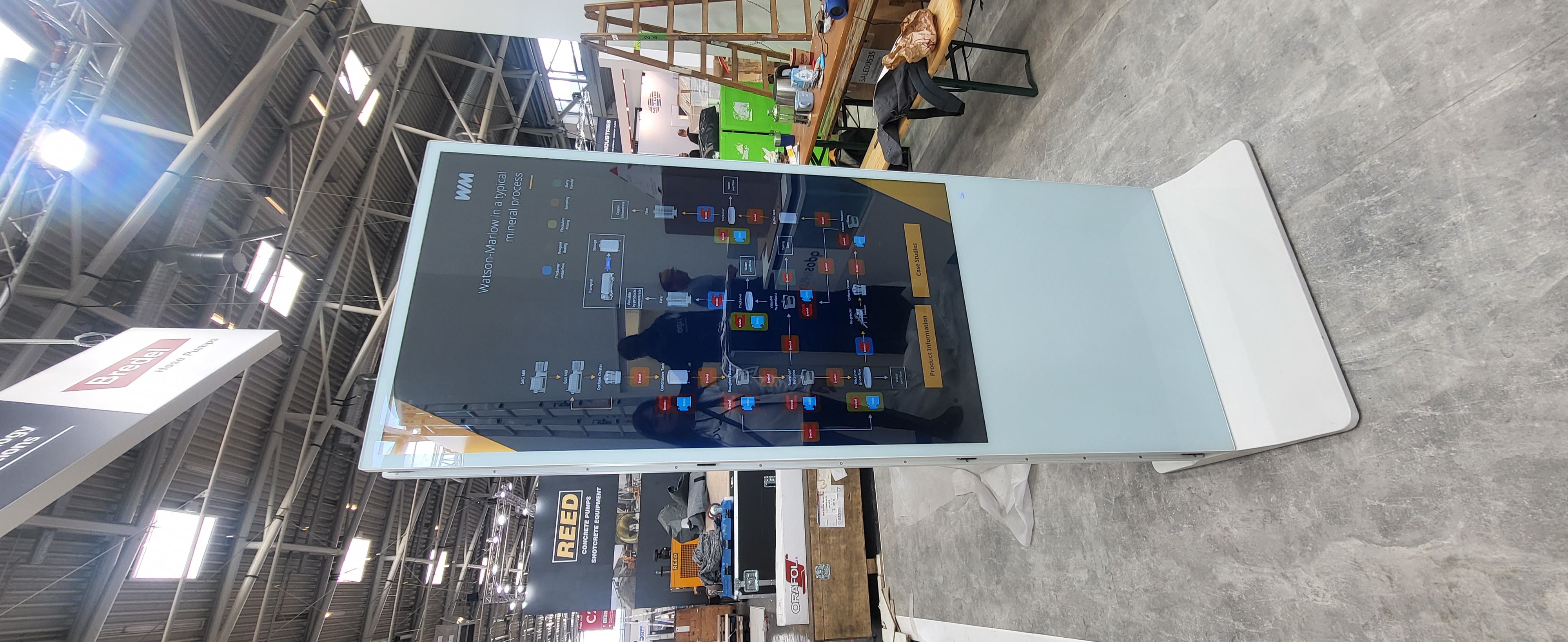 Touchscreen-Stele mit Infografik auf einer Baumesse