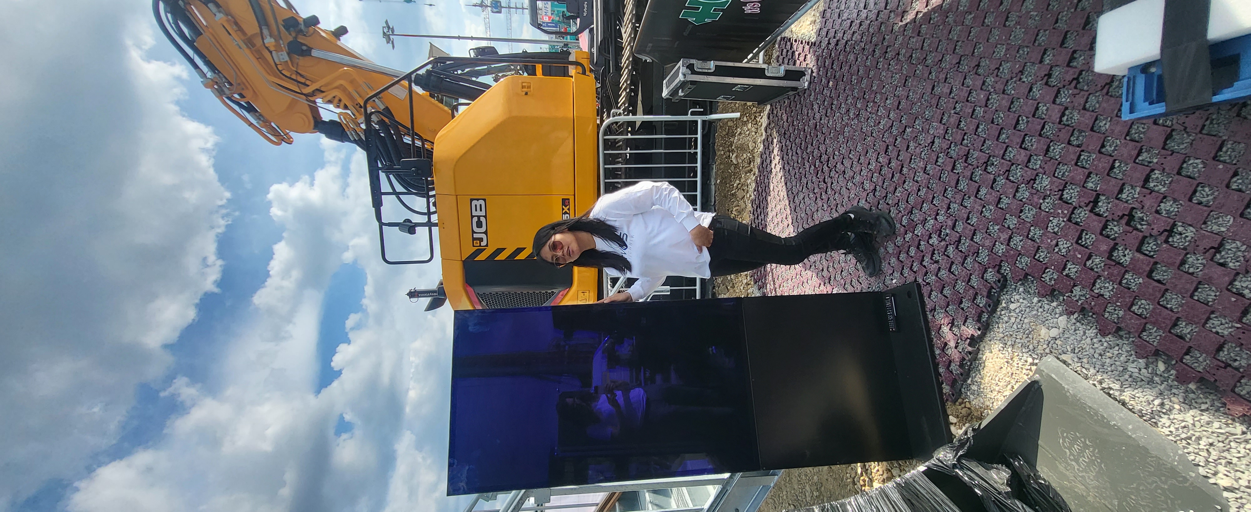 Mitarbeiterin stellt Display auf einer Outdoor-Baumesse auf