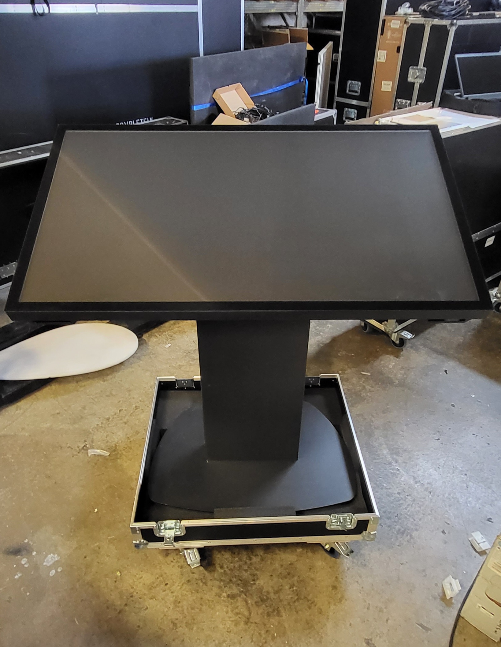 Touchscreen-Pult auf einem professionellen Flightcase im Lager