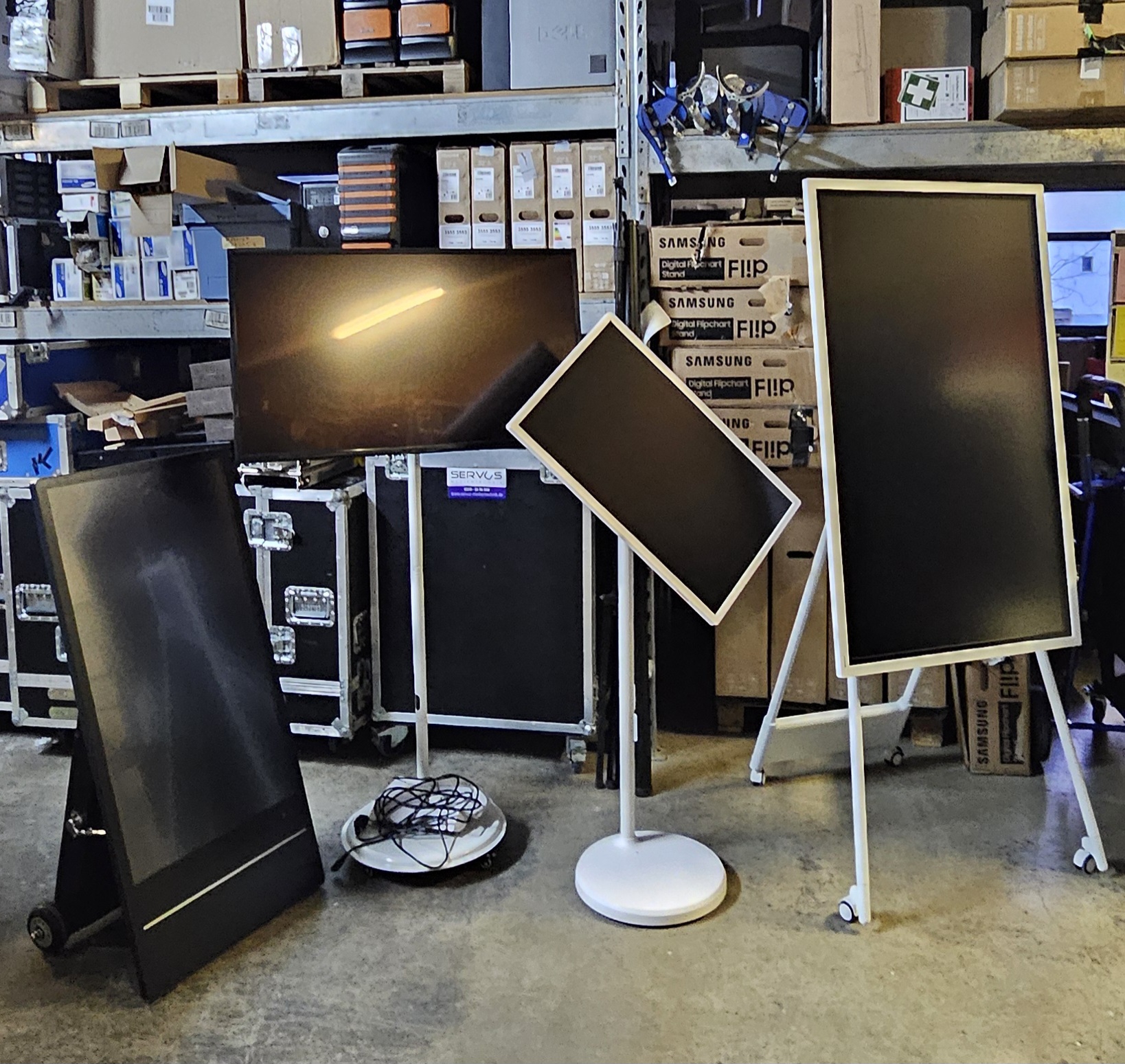 Verschiedene Display-Ständer und digitale Kundenstopper im Servus-Lager