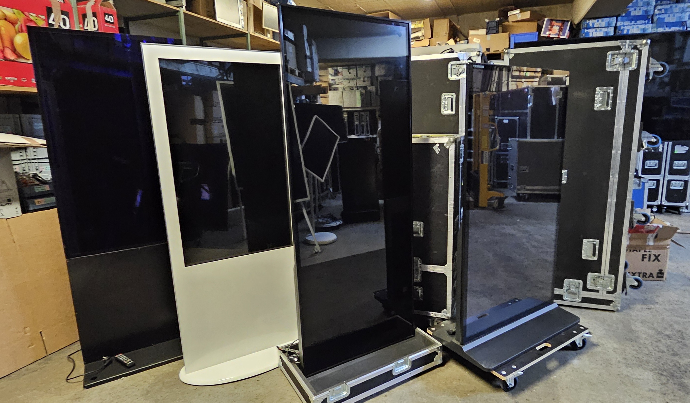 Verschiedene Display-Stelen und Flightcases im Lager von Servus Medientechnik