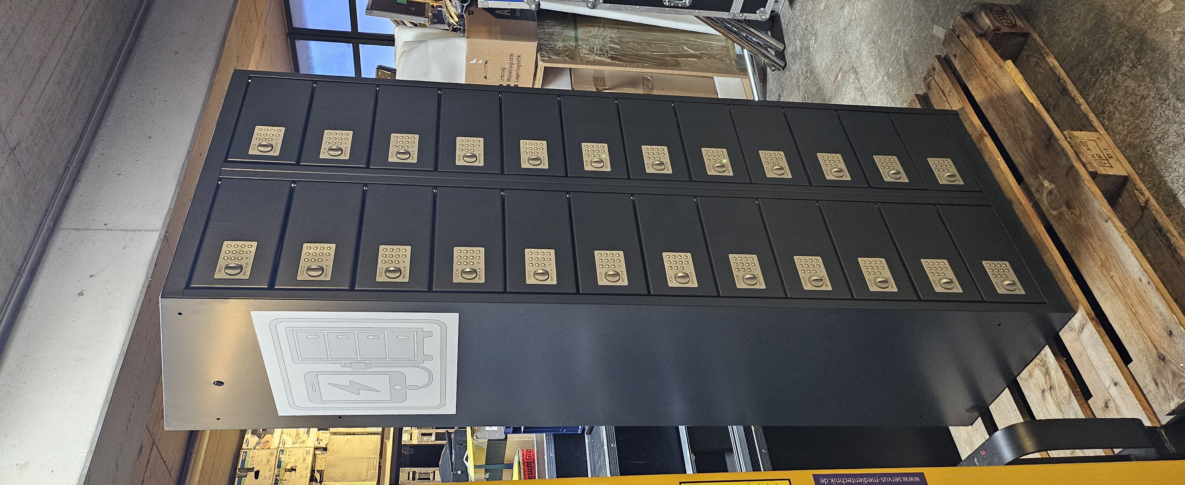 Professionelle Smartphone-Ladestation mit einzelnen Zahlenschloss-Fächern