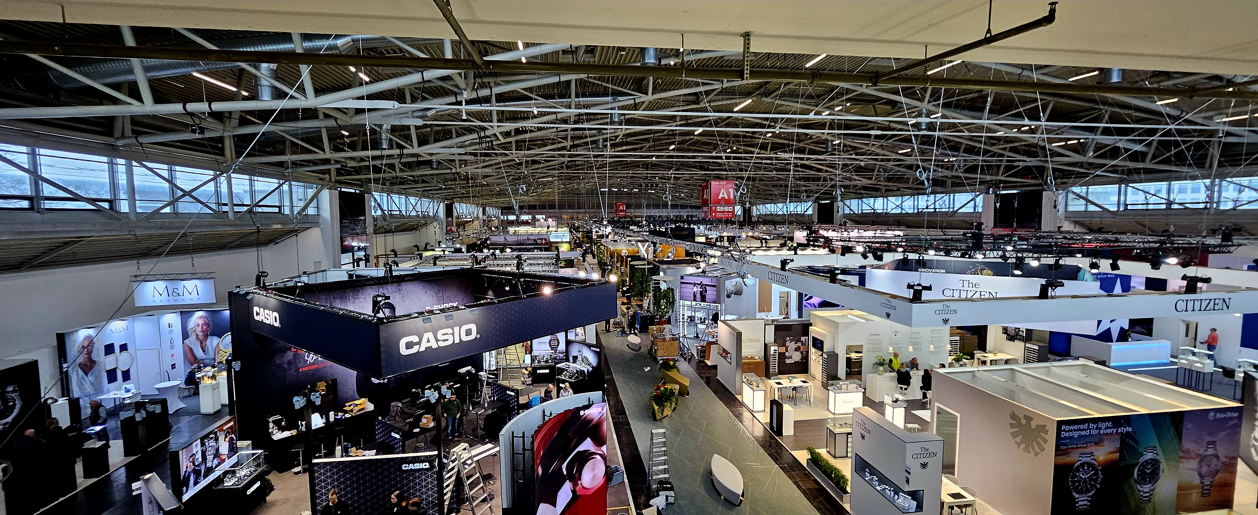Panoramaansicht einer großen Messehalle mit zahlreichen Ausstellerständen