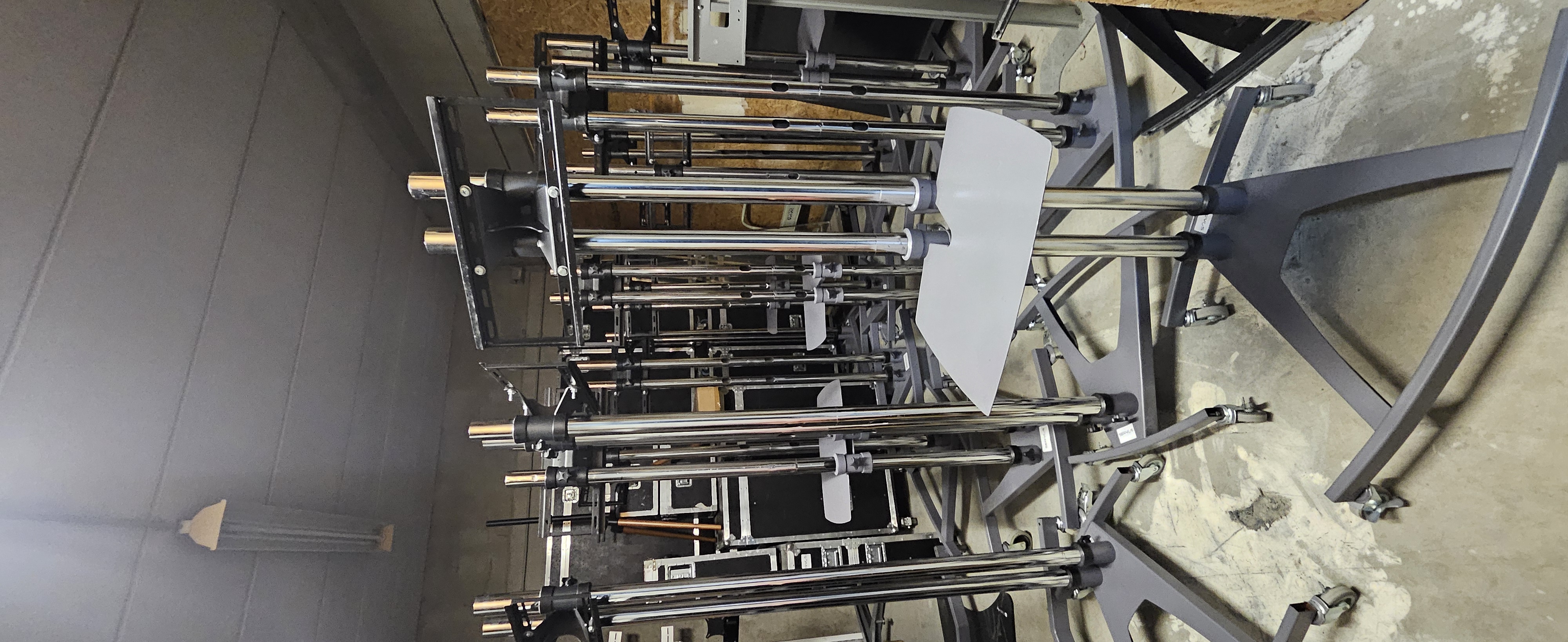 Großer Monitor auf einem Standfuß mit Flightcases im Lager