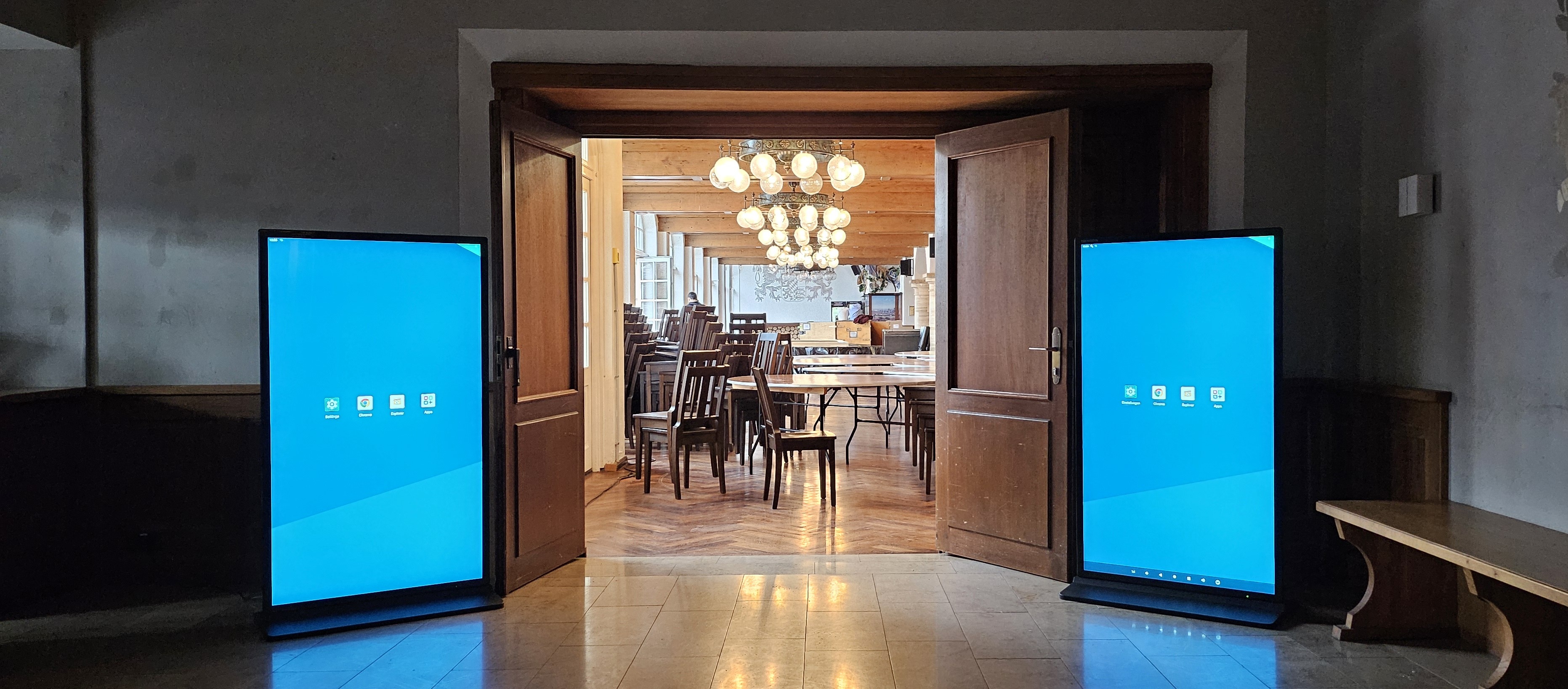 Zwei große Display-Stelen als Eingangsinszenierung bei einer Veranstaltung