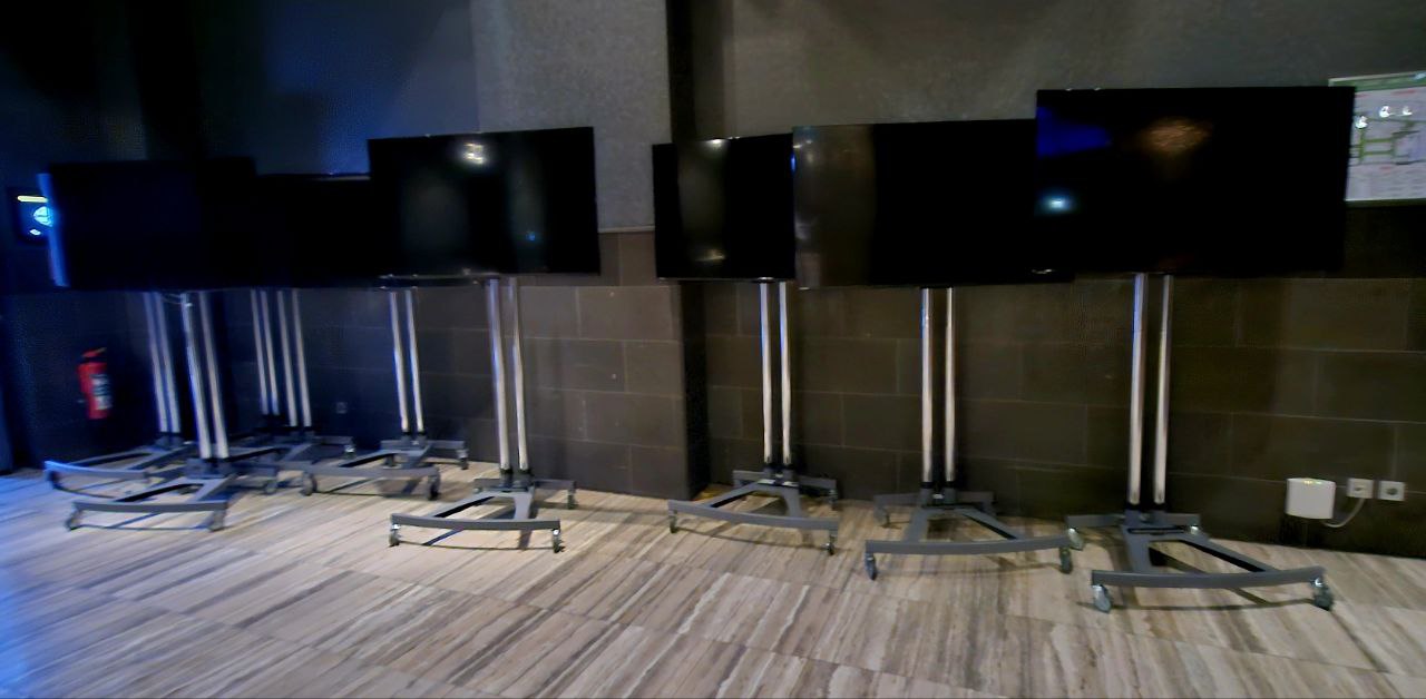 Mehrere Monitore auf Rollständern aufgereiht für den Veranstaltungsaufbau