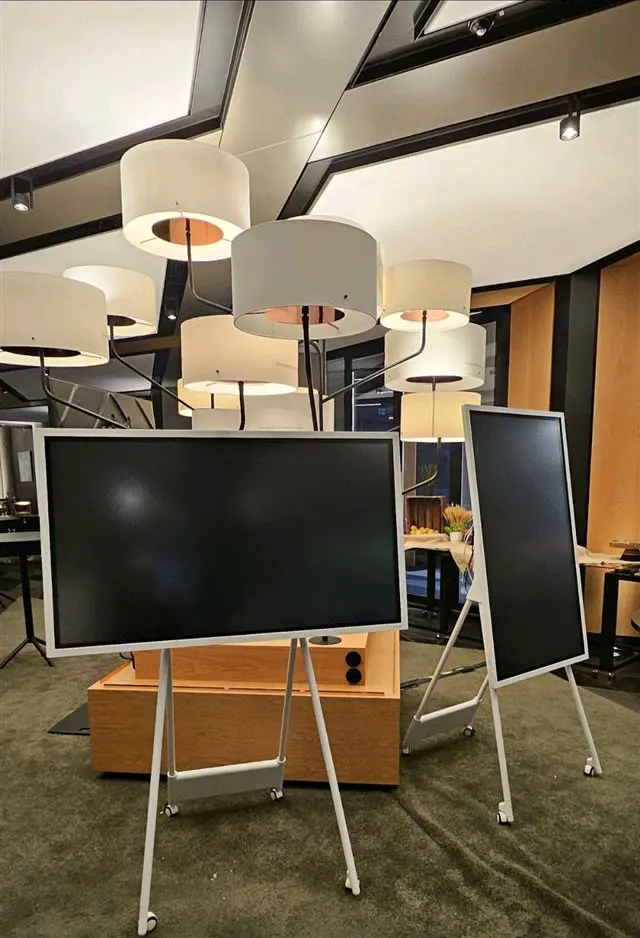Touch-Monitore in einem Showroom