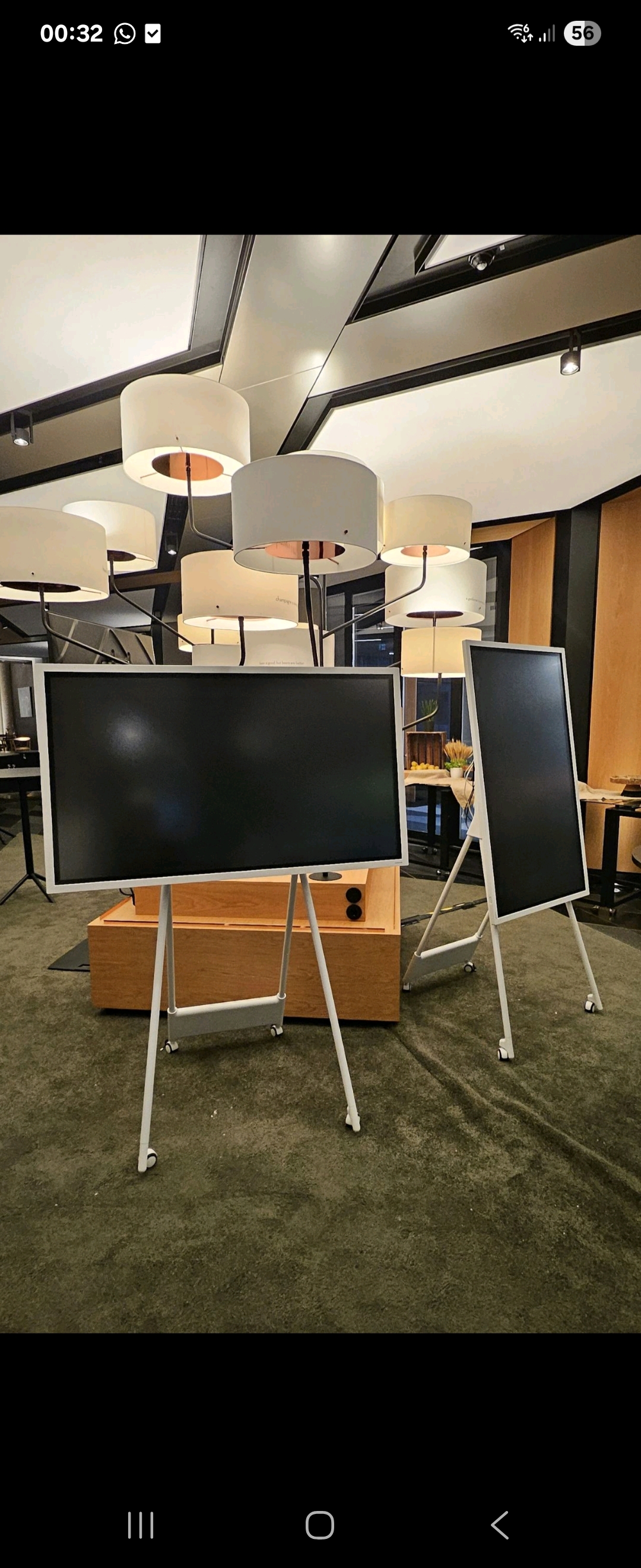 Zwei Samsung Flip Displays auf eleganten Staffelei-Ständern in einer stilvollen Lounge