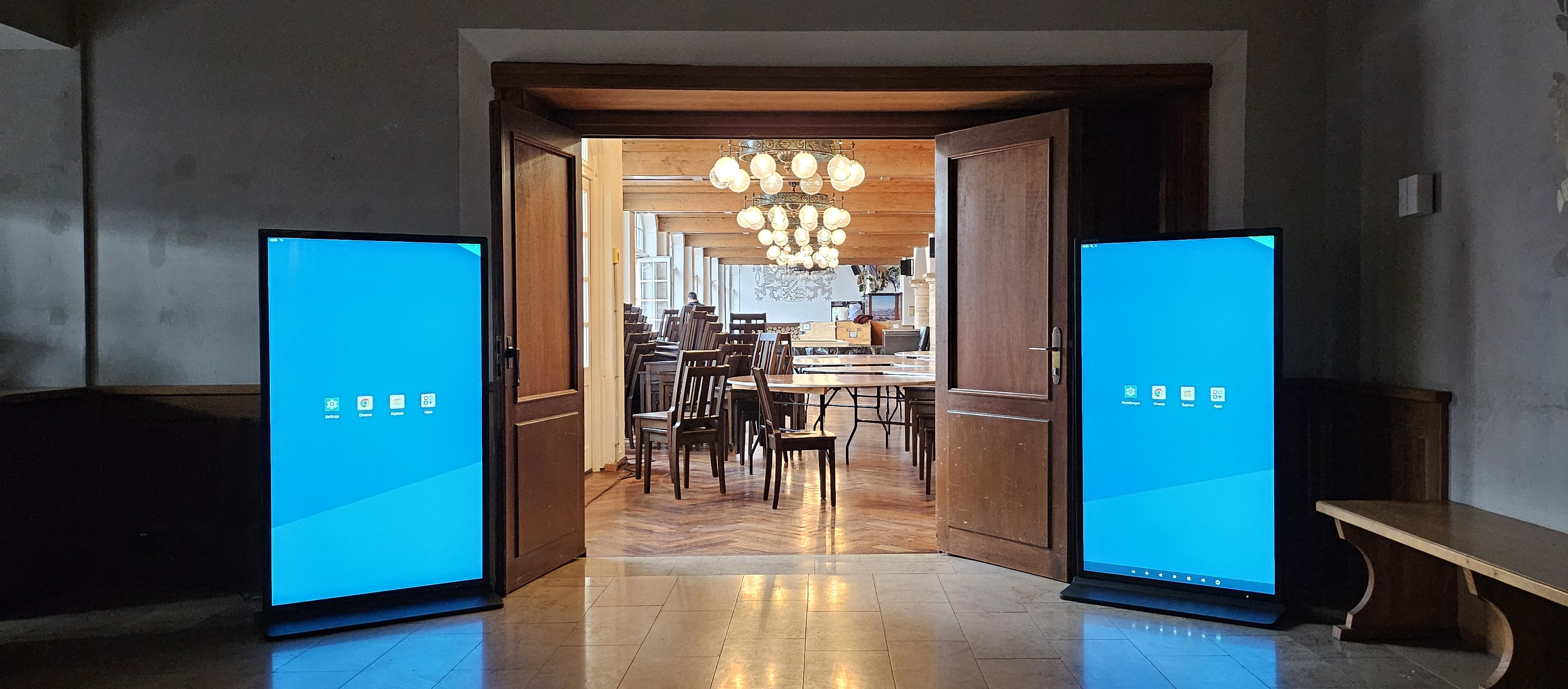 Zwei große Display-Stelen als Eingangsinszenierung bei einer Veranstaltung – Servus Medientechnik